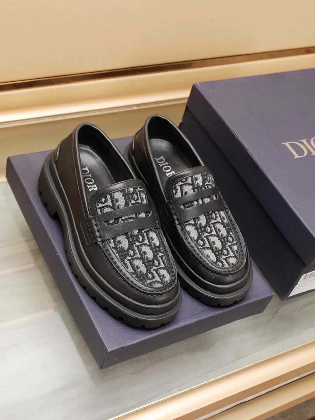 Factory P460💰[Dior] men's classic Loaf leather shoes🇺🇸 are on sale at the same time, original Italian brand · brand totem cloth sewn with brand cloth label · paired with calfskin · (high-end, extravagant and classy) exquisite workmanship (original lining) sole: original factory special rubber concave and convex outsole ⚠️ outsole. Comfortable, wear-resistant, non-slip, real shot 🎬 Can be worn with casual clothes or suits. Size: 38-44 (46.46 customized)